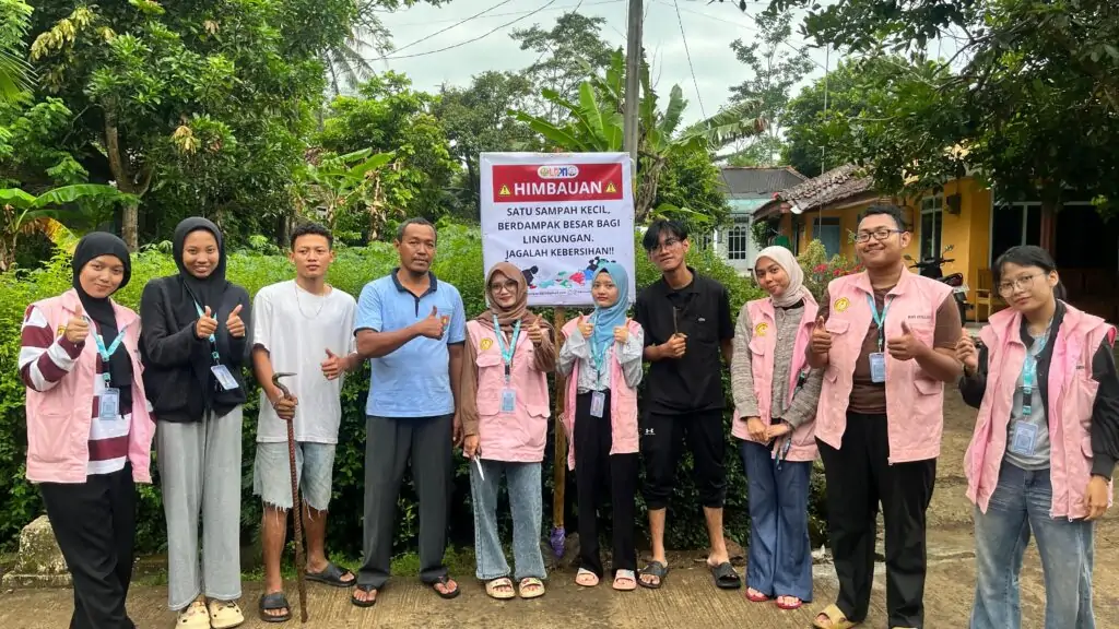 Ingatkan Warga Lewat Banner, Cara KKN Unsoed Jaga Lingkungan Desa